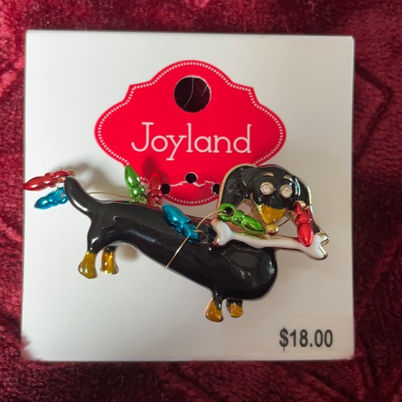 Joyland Jewelry - Dachshund holiday lapel pin.